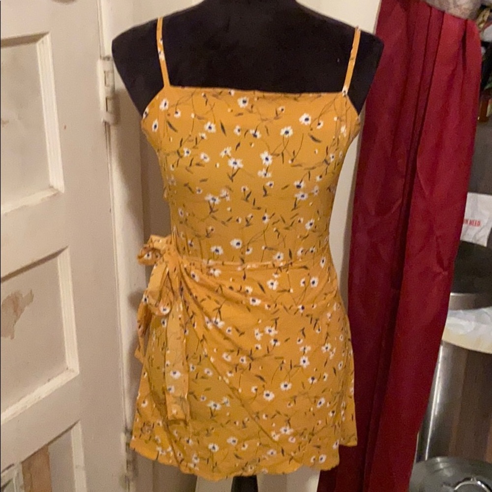 NWOT teen wrap around spaghetti strap dress! 👗
